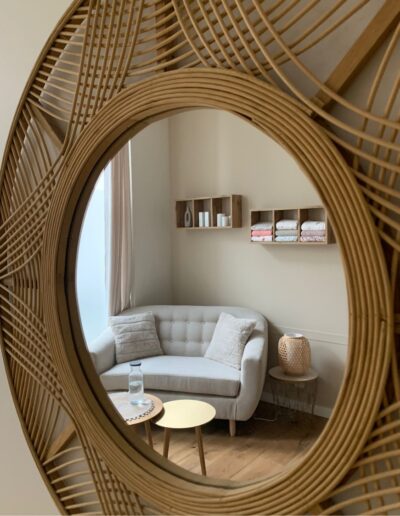 miroir en osier dans le cabinet ressource Fanny Bien Naître
