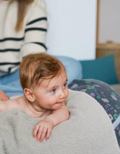 bébé détendu dans l’espace accueil Fanny Bien Naître